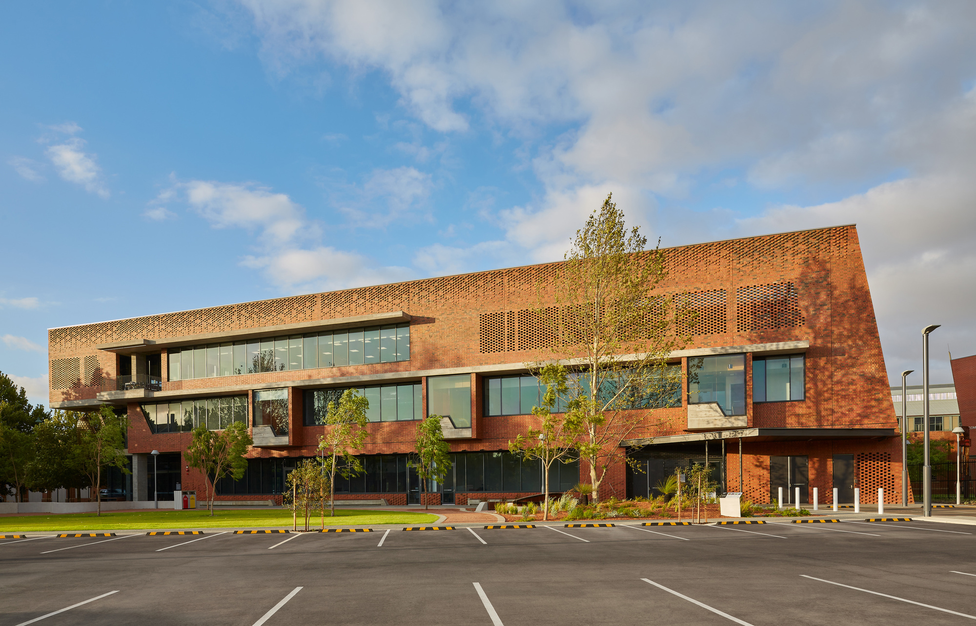 Curtin University Midland Campus / Lyons + Silver Thomas Hanley-33