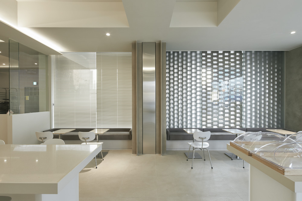 高级白色调的 30 平米现代咖啡厅设计-8