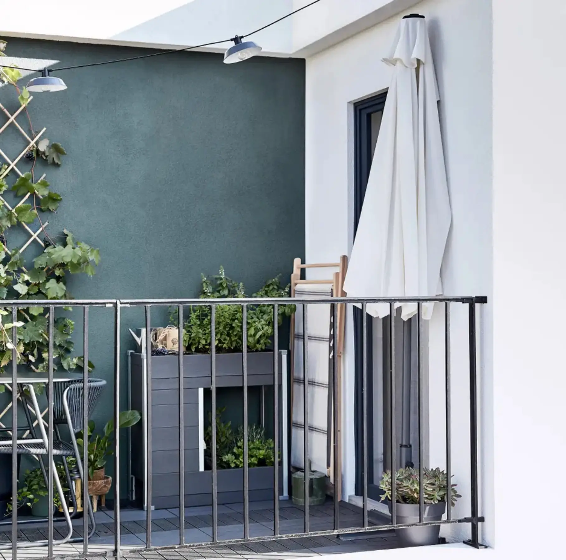 “灰调城市阳台 | 绿意盎然的种植空间”-9