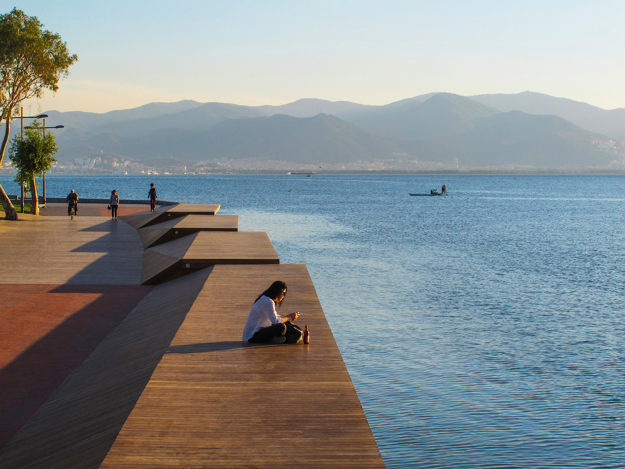伊兹密尔海滨重塑项目 · Bostanlı日落休息室&人行天桥-9