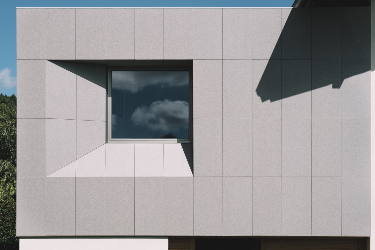 维奥住宅绿色景观中的现代石盒-26