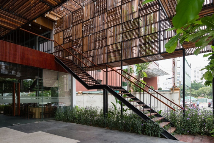 越南 Vinh 市中心的绿色环保酒店设计-0