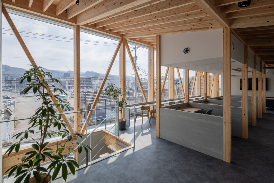 Café with a Large Tree in the Middle of Town / Kazuto Nishi Architects + toitdesign-29