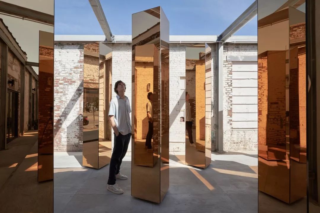 《城市精神》装置，纽约镜像柱营造诗意空间-13