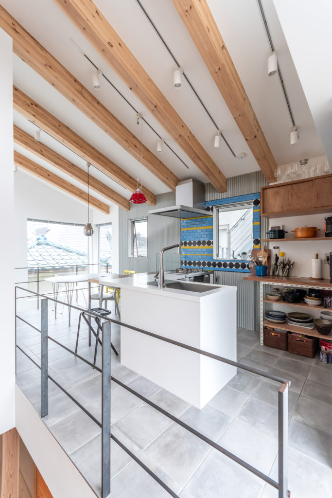 土地の記憶を継承しつつ街とつながる街と家族がほどよい距離感でつながって暮らす | Architecture | 100%LiFE-1