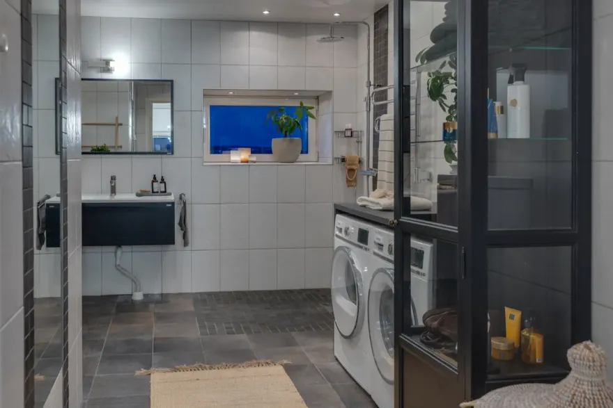 一个不寻常的且宽敞的屋顶下的三居室公寓-15