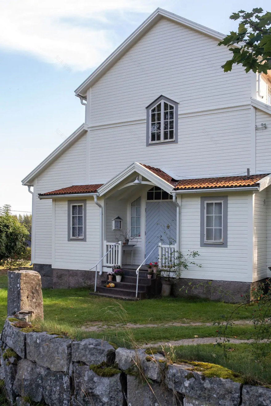 瑞典夫妻妙手改造古老乡村教堂,打造独特夏日居所-18