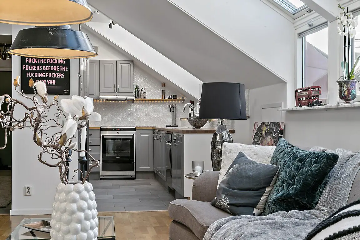 瑞典阁楼公寓 | 黑白灰的明亮魅力-4