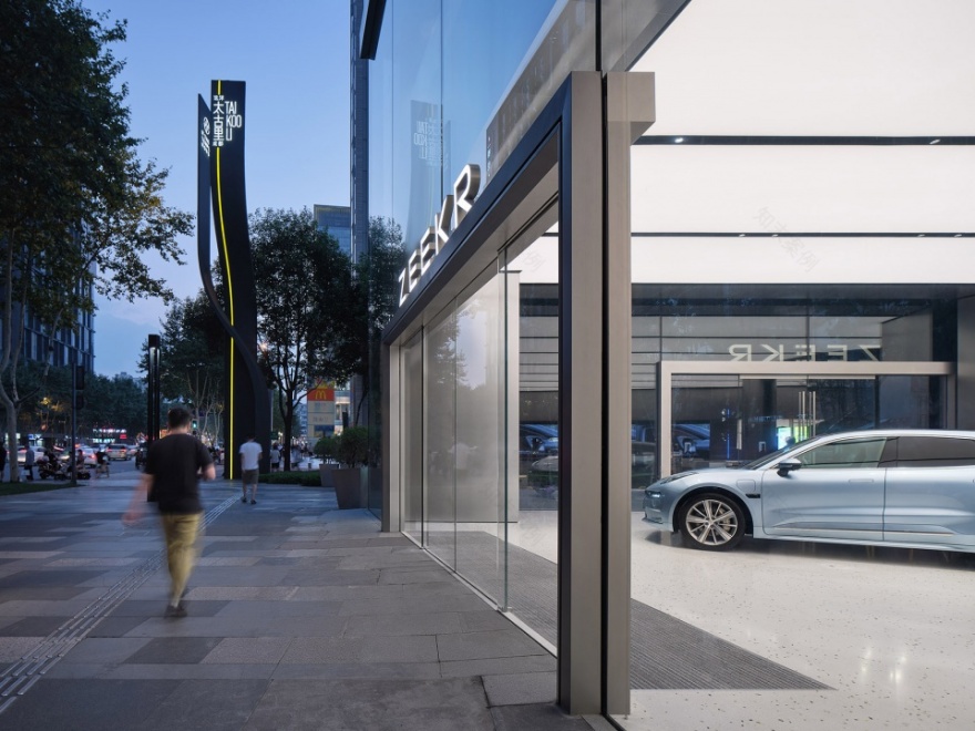 极氪中心·成都太古里 | 科技金属与竹景共生的都市会客厅-10