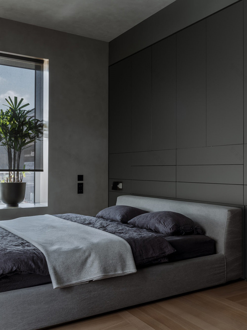 设计师打造 70㎡暗色调极简公寓,木质元素增添暖意-17