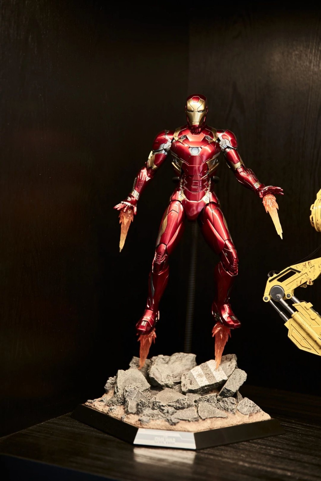 手办迷的现代简约之家 | 悬空背景展柜，红橡实木家具-45