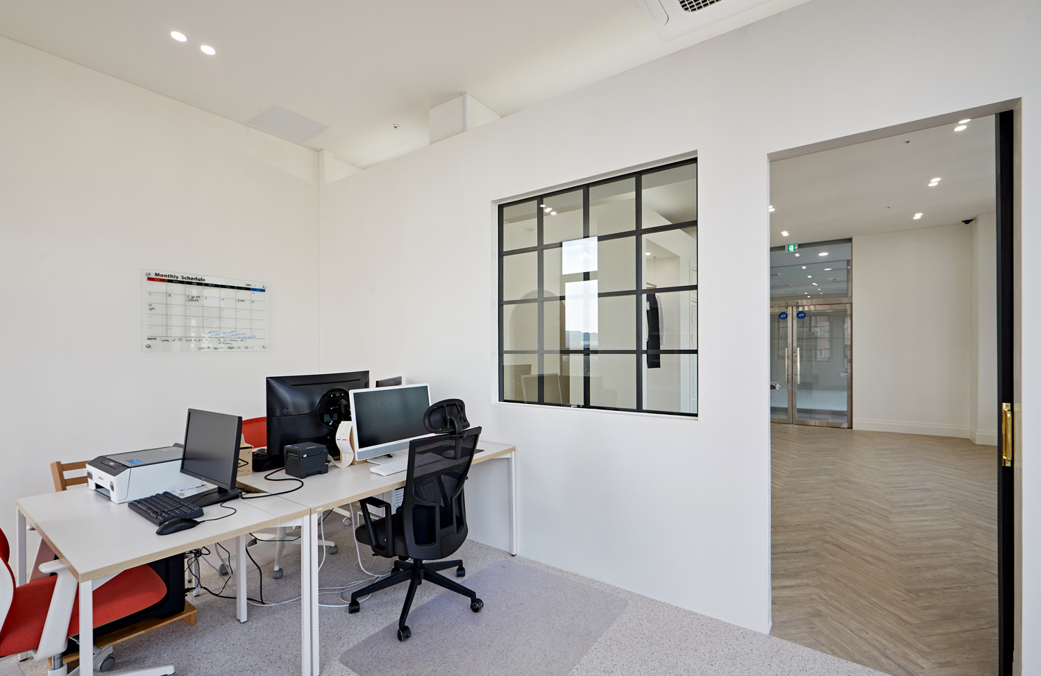 白色调办公空间，极简主义的完美诠释-11