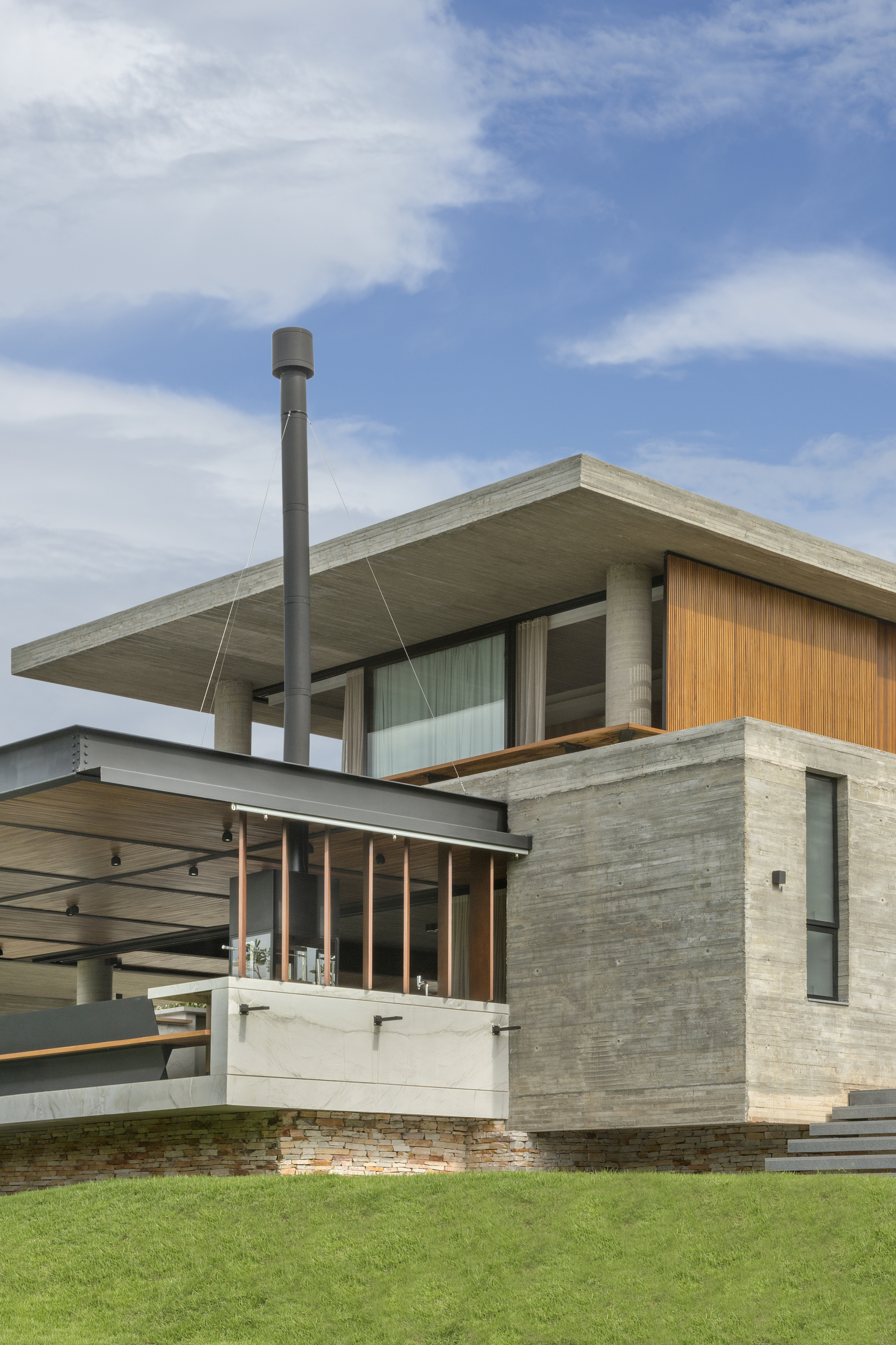 Concrete House / Costaveras Arquitetos-23