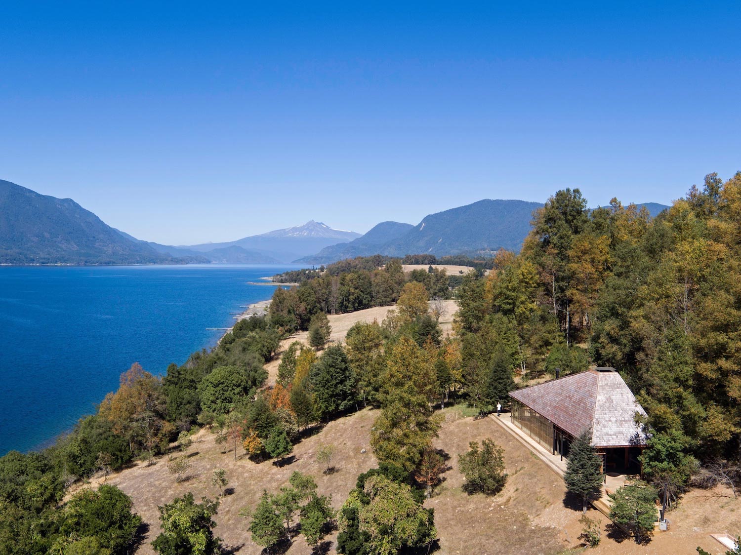 湖岸火山烧烤屋 · 智利 Lago Panguipulli 地区的生态设计-18