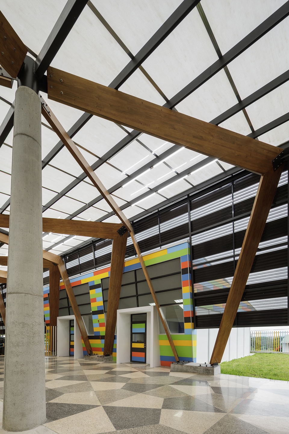 哥斯达黎加偏远公立学校 | 多彩环保的木构建筑-24