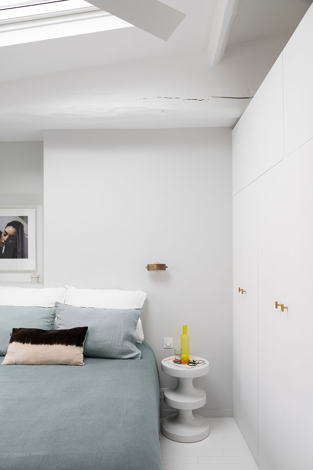 巴黎白色公寓 | 明亮装饰与绿色厨房的巧妙融合-13