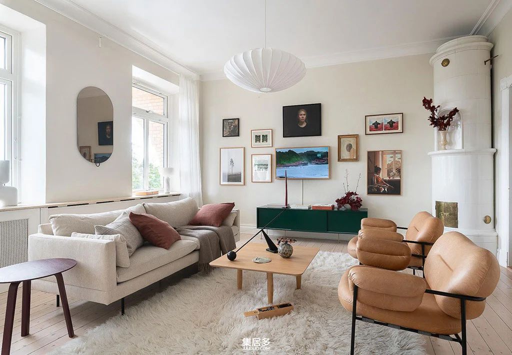 哥德堡明亮斯堪的纳维亚公寓的彩色画廊墙设计-0