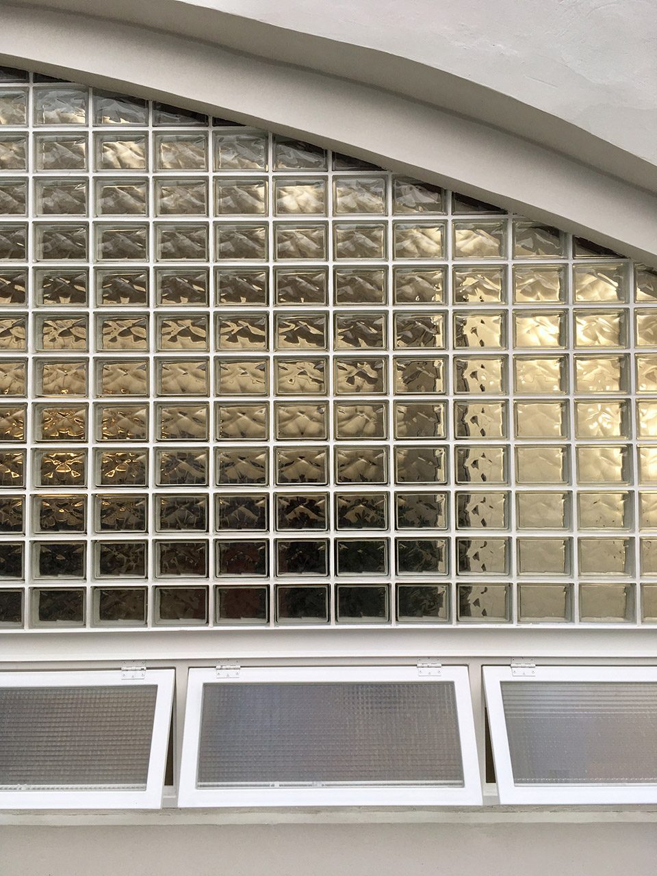 上海虹桥飞机库变招投大厅,光与玻璃砖的巧妙运用-26