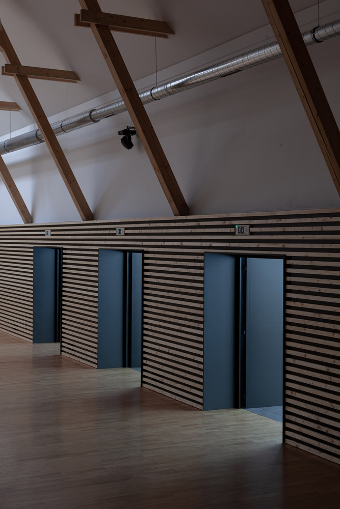 捷克 Píšť信息文化中心 · 白色几何建筑的公共空间创新-40