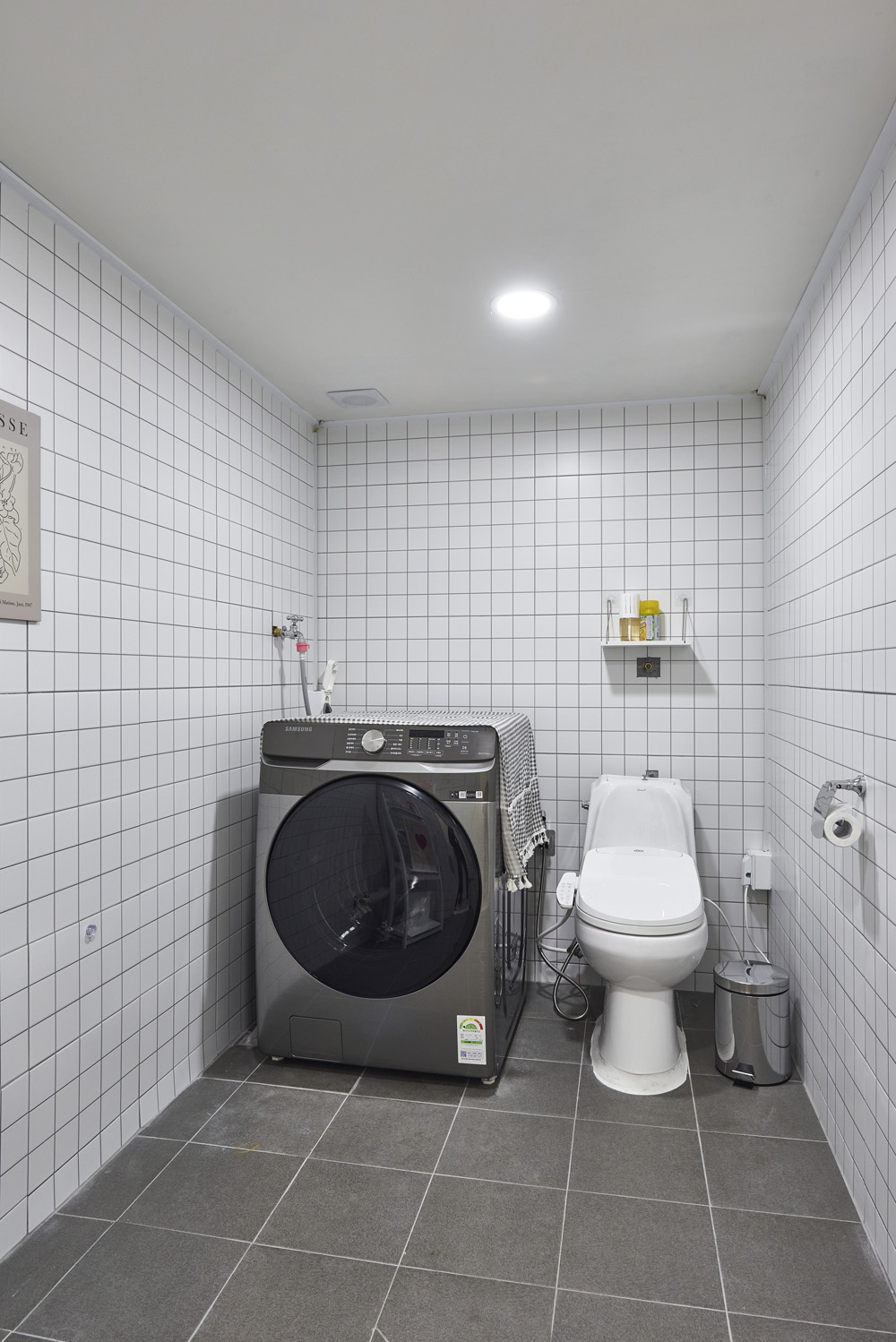 27 平米现代美容院，极简白色与温暖木调的精致空间-15