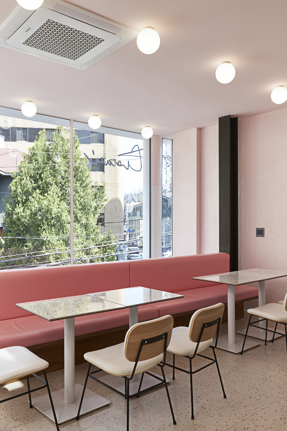 粉色调的 55 度果汁店 | 温馨与潮流的完美融合-18