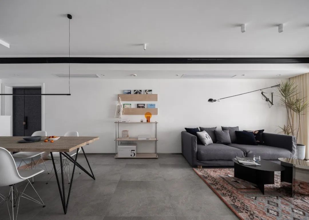 黑白基调,打造隔绝纷扰的年轻夫妻新居-24