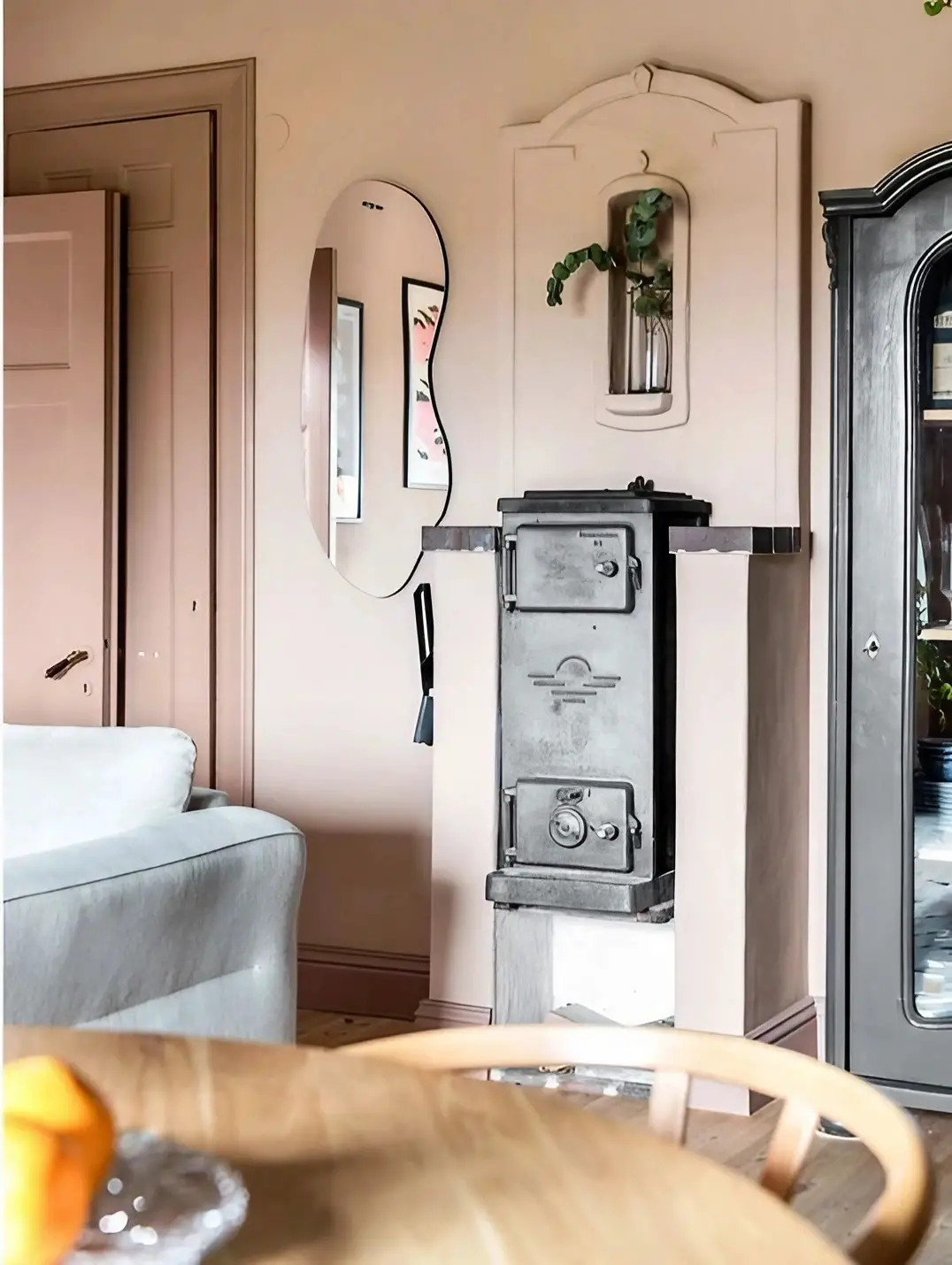 瑞典 58m2 屋顶公寓 | 黑色魅力与粉色过去的完美融合-6