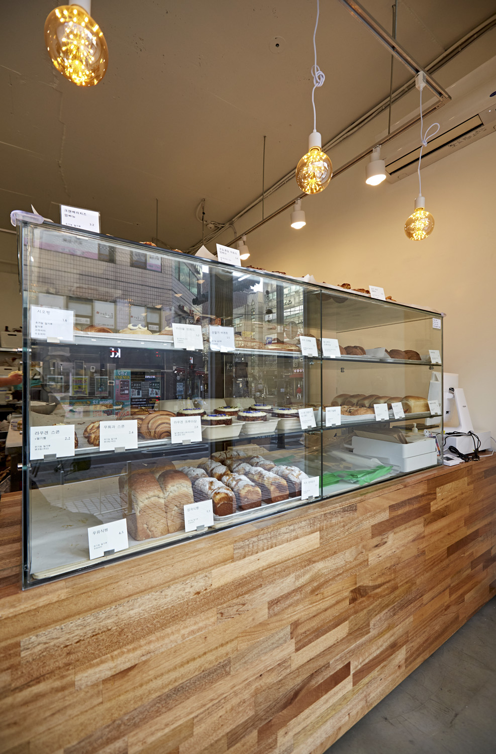 8 坪小空间，极简白色调的烘焙店设计-7