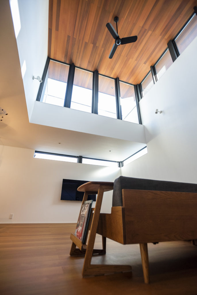 陽光が降り注ぐ　中央に設けた吹き抜けが家族の一体感を生み出す | Family | 100%LiFE-1