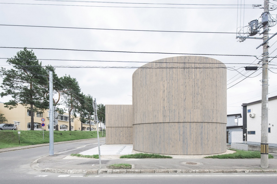 北海道隧道商店住宅 · 弧形空间与简约海岸线的完美结合-15