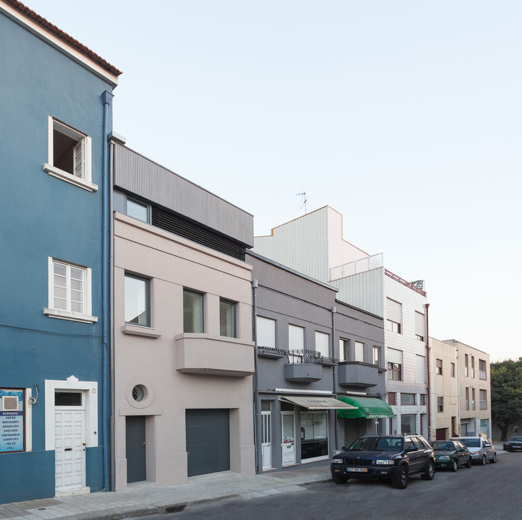 波尔图市中心翻新别墅 | 现代生活与自然光线的融合-35