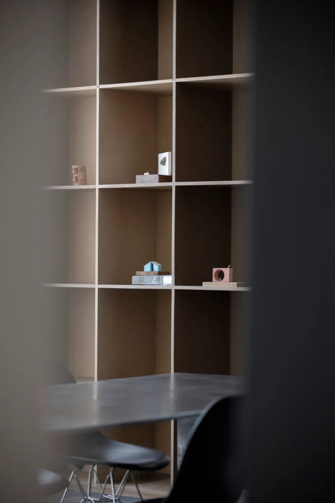 “黑亭”的无用之美,巧妙划分空间打造多功能办公环境-42