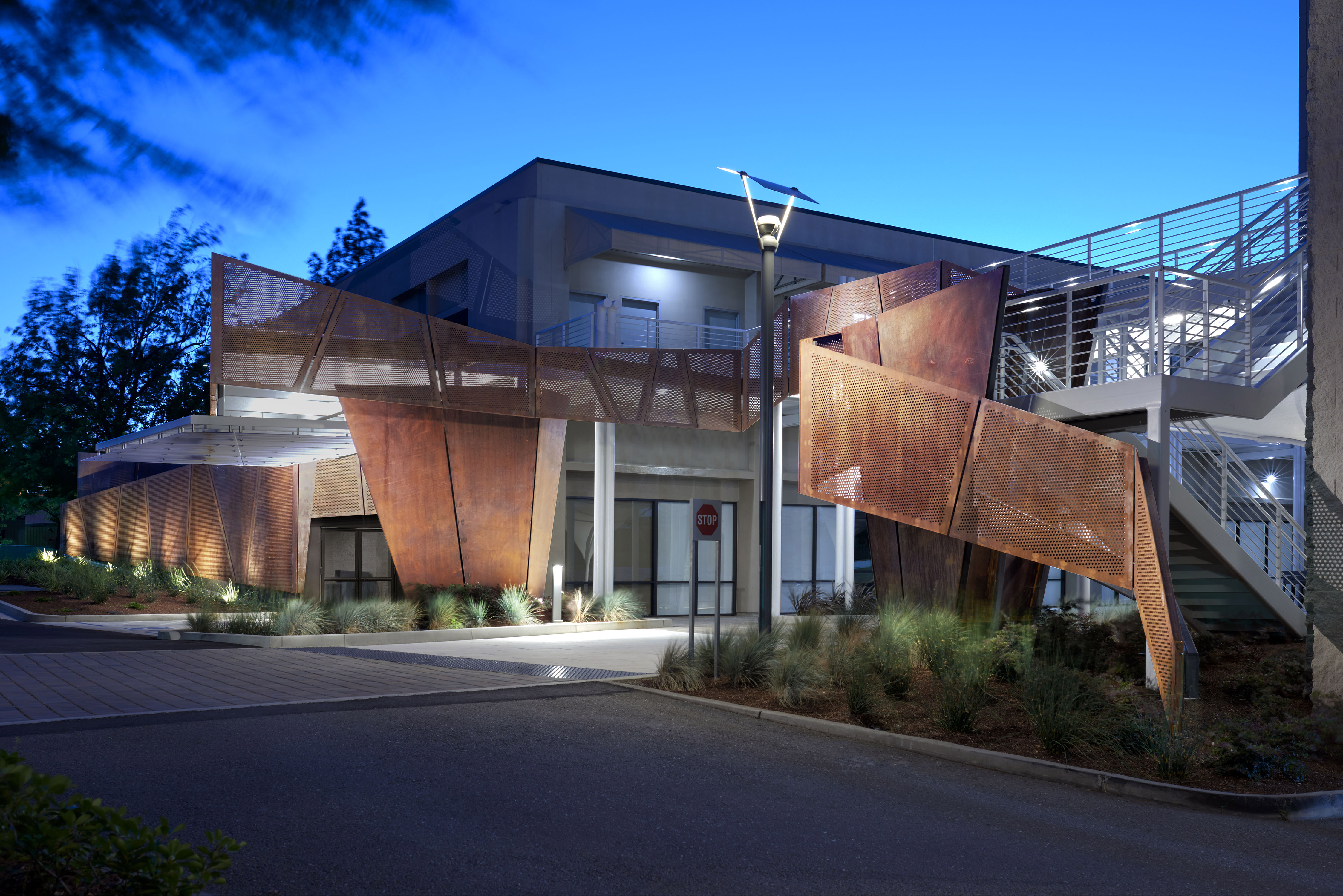 Corten Ribbon | Walnut Creek 的锈色钢铁艺术入口-16