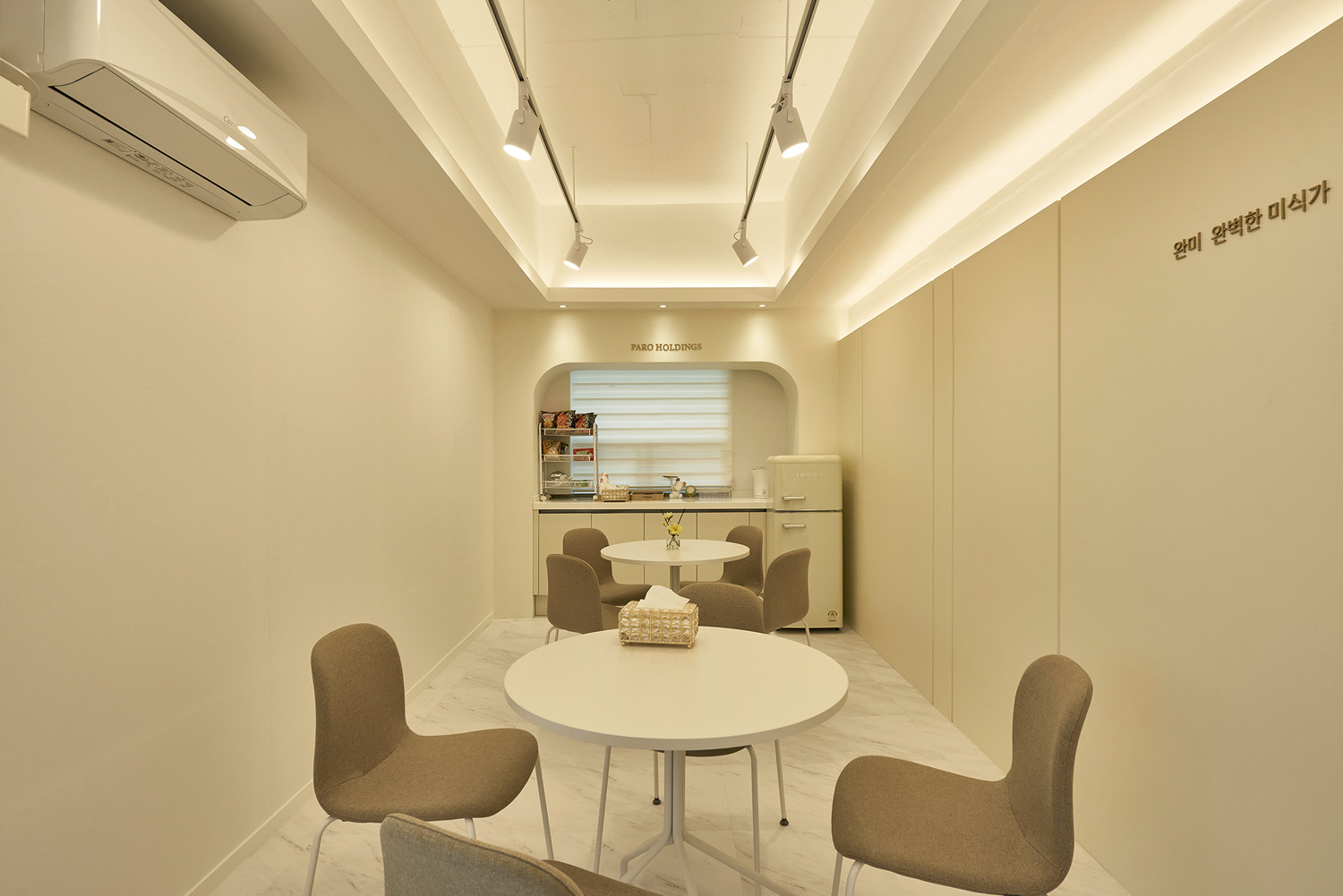 极简主义的 45 平米外卖办公室设计-3