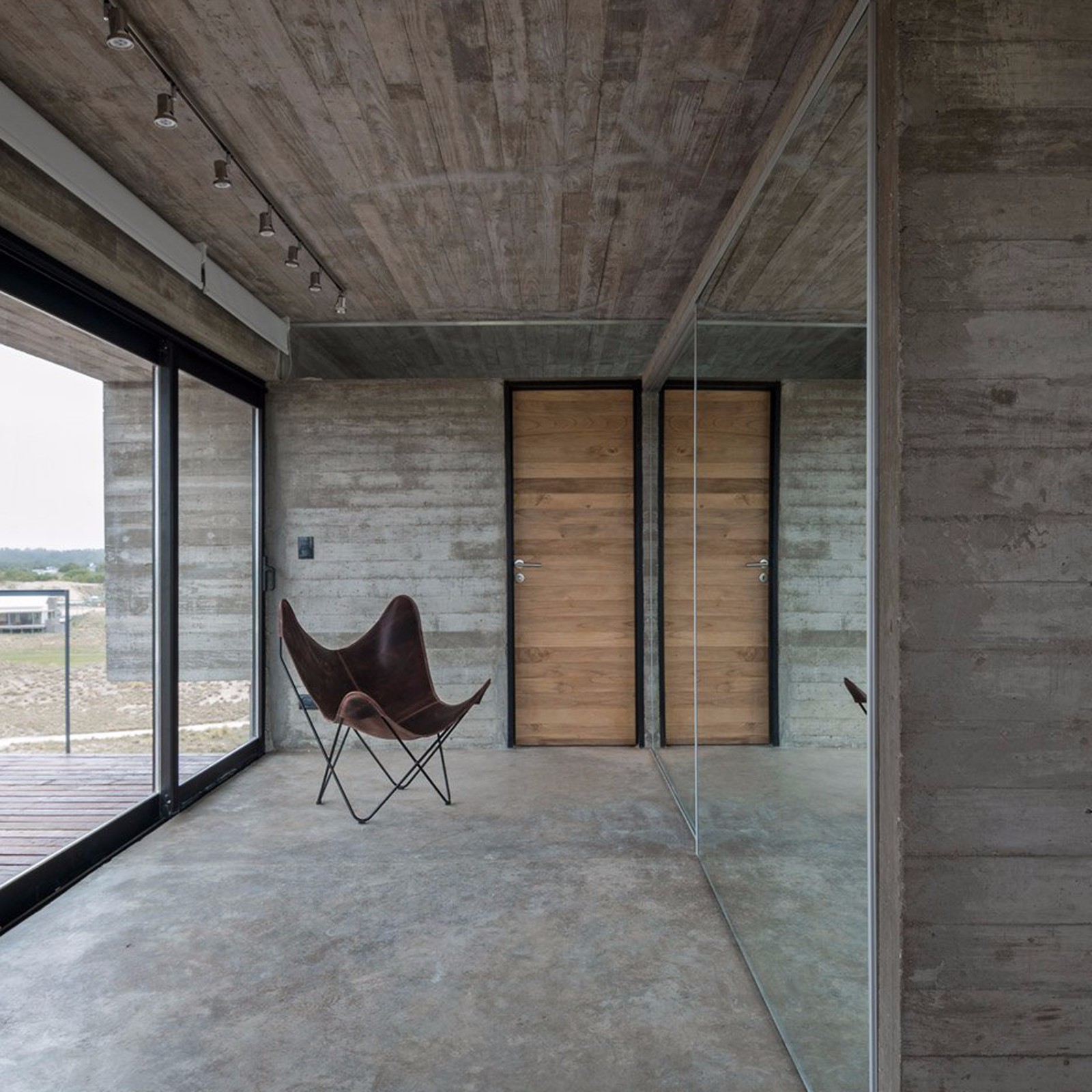 混凝土墙板打造的庄重空间-13