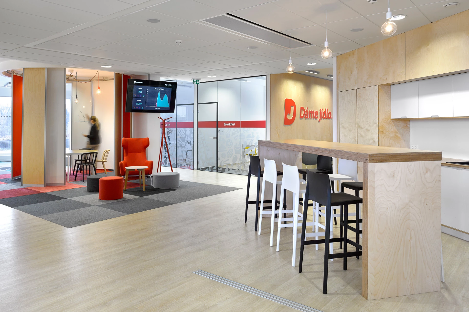 灵活办公空间，美食公司 Dáme jídlo 的年轻创意设计-27