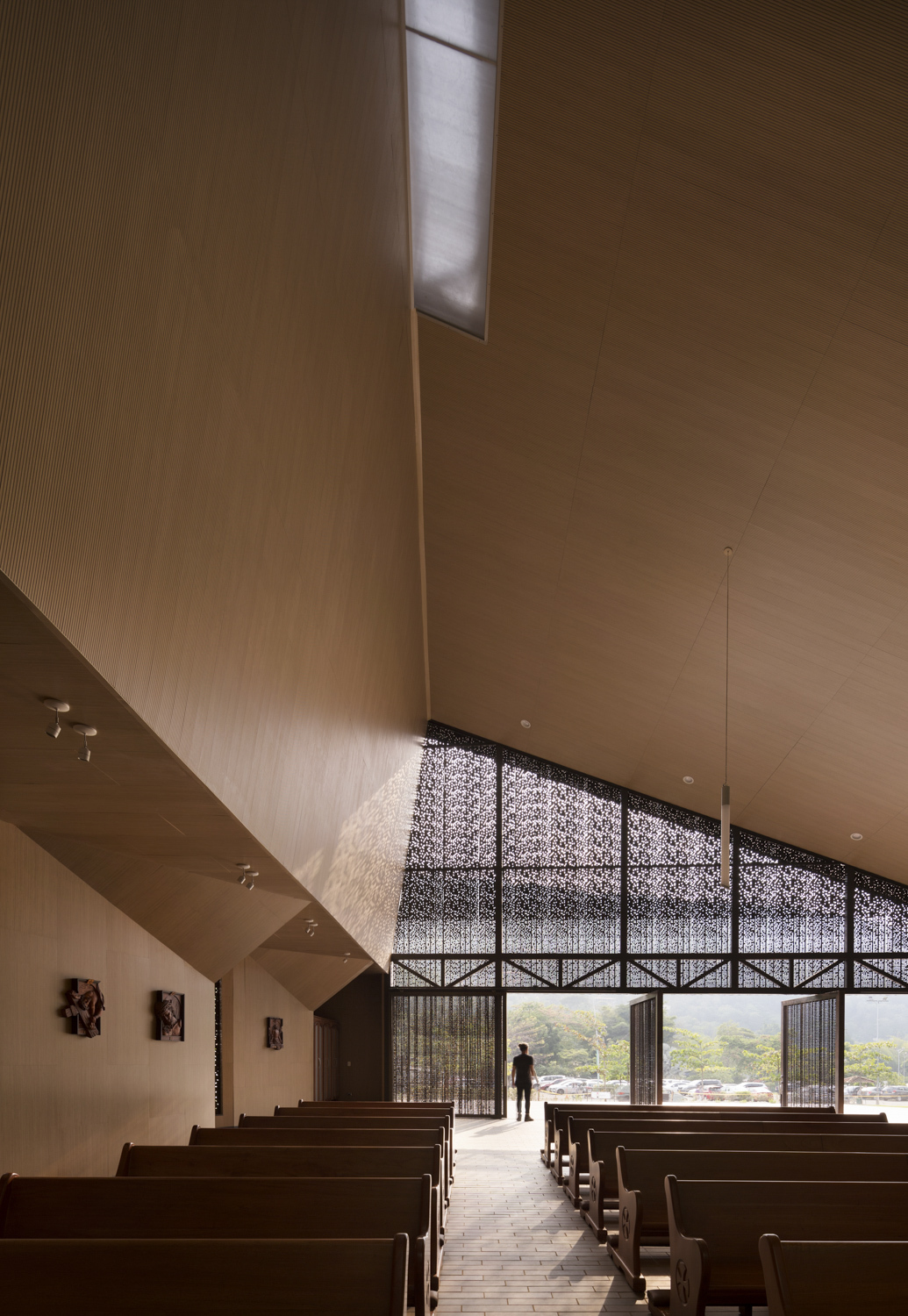 折叠屋顶下的绿意教堂-16