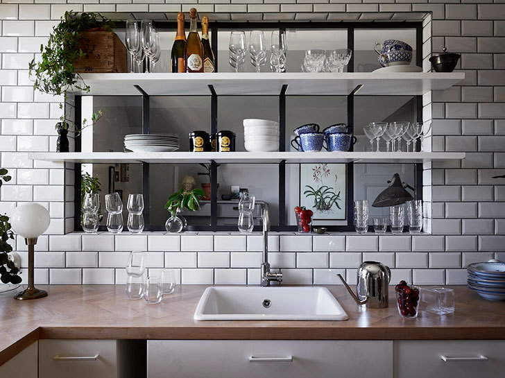 多彩内饰与内部窗户打造独特斯堪的纳维亚风格家居-12