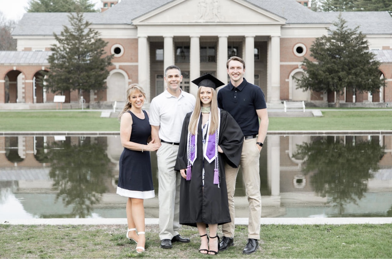 Dawn LaCarte女儿的毕业相关设计（推测）-9