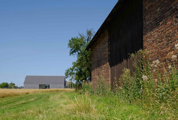 波兰提西郊区的现代农庄风格住宅-32