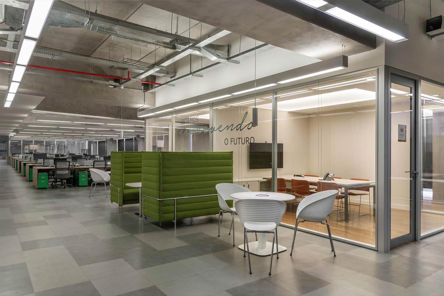 巴西 SP 办公室设计 · 木质与玻璃的完美融合-3