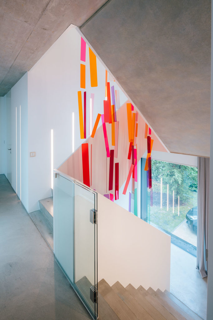 色彩螺旋楼梯,自然元素与建筑设计的完美融合-15