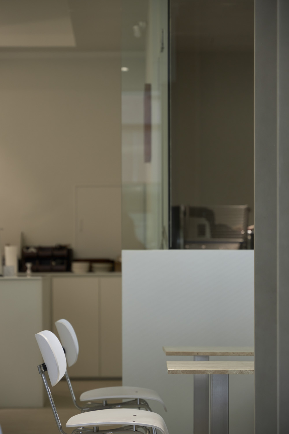 高级白色调的 30 平米现代咖啡厅设计-16