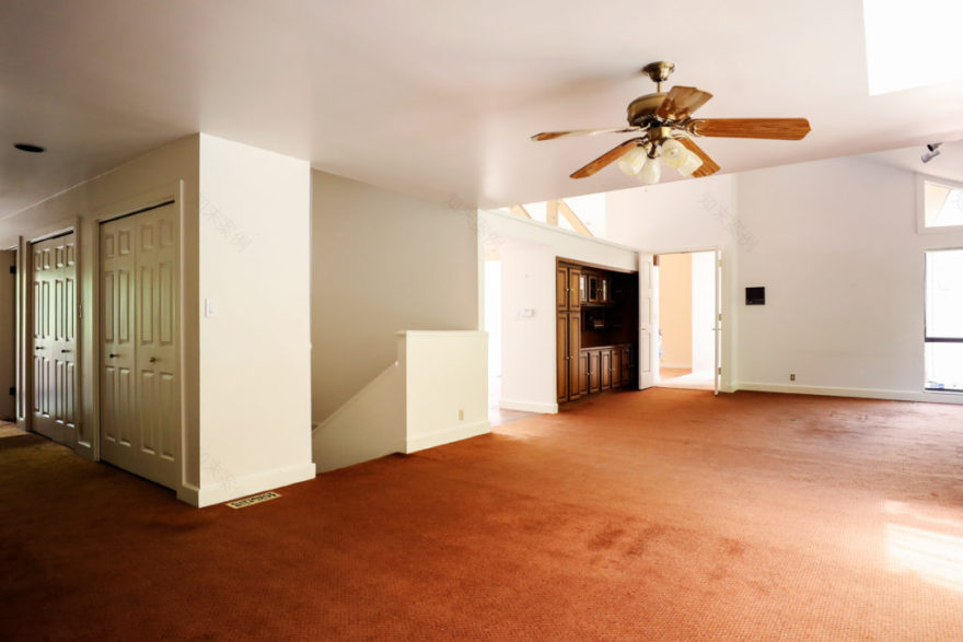 Stagg Mountain Modern楼上家庭房设计-9