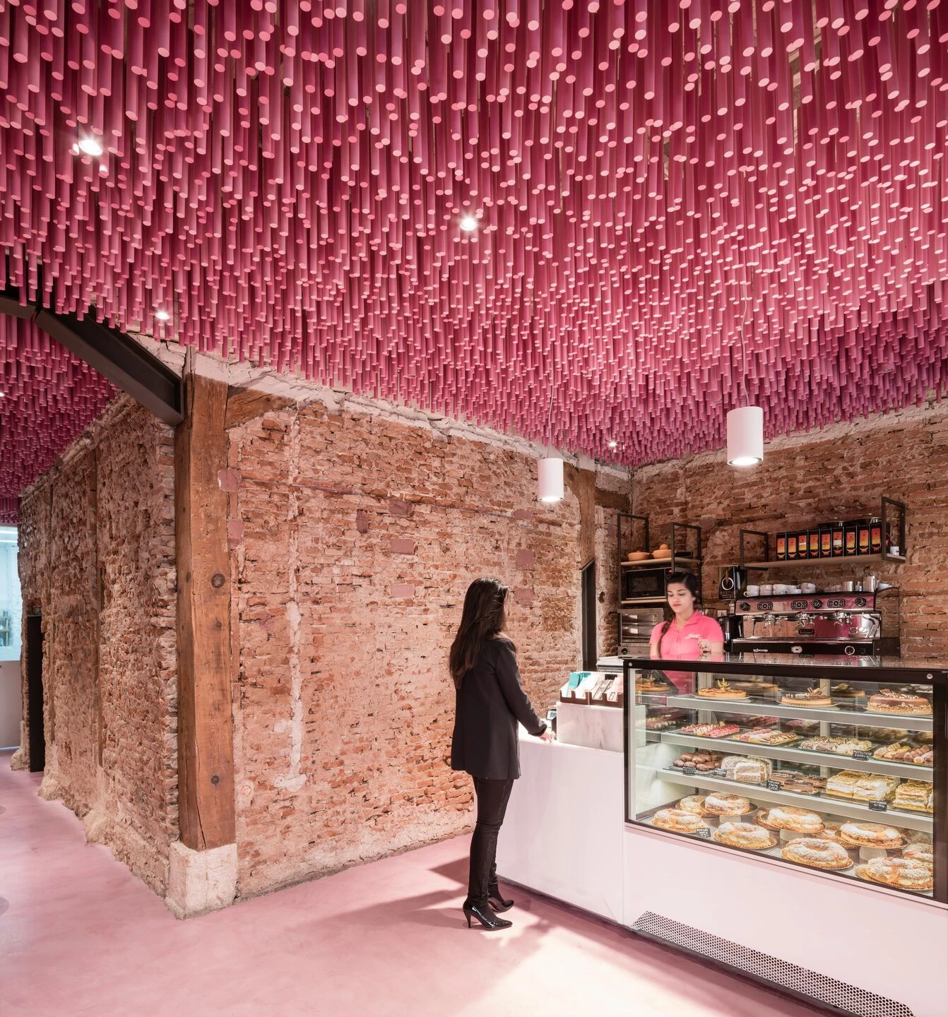 马德里粉色木棍艺术装置面包店丨西班牙马德里丨IDEO arquitectura-18