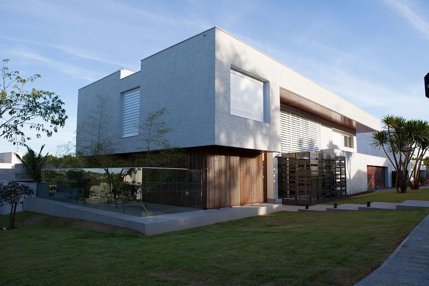 巴西戈亚尼亚 Jabuticabeira 住宅 | 自然元素与半开放式设计的完美融合-11