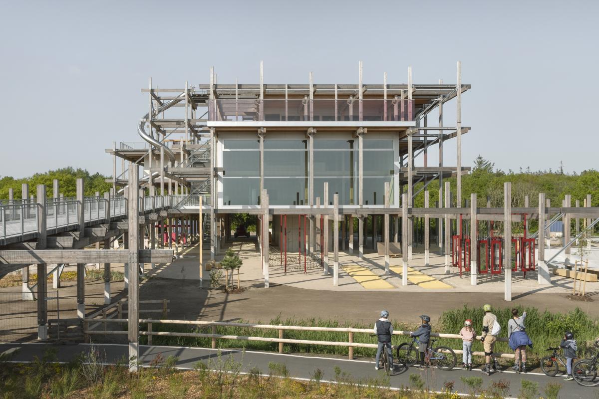 体验屋 圣彼得奥尔丁

注：Erlebnis Hus推测可能是Erlebnis Haus的拼写错误，Haus在德语里是房屋、屋子的意思；St·是Stadt（城市、市镇）或Saint（圣）等的缩写，结合常见地名情况这里推测是圣；Peter Ording是地名彼得奥尔丁  丨德国-26