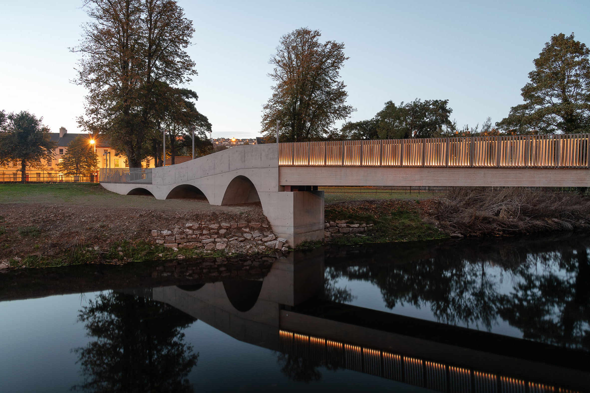 爱尔兰建筑师 O'Donnell + Tuomey 打造 UCC 木混凝土人行桥-7