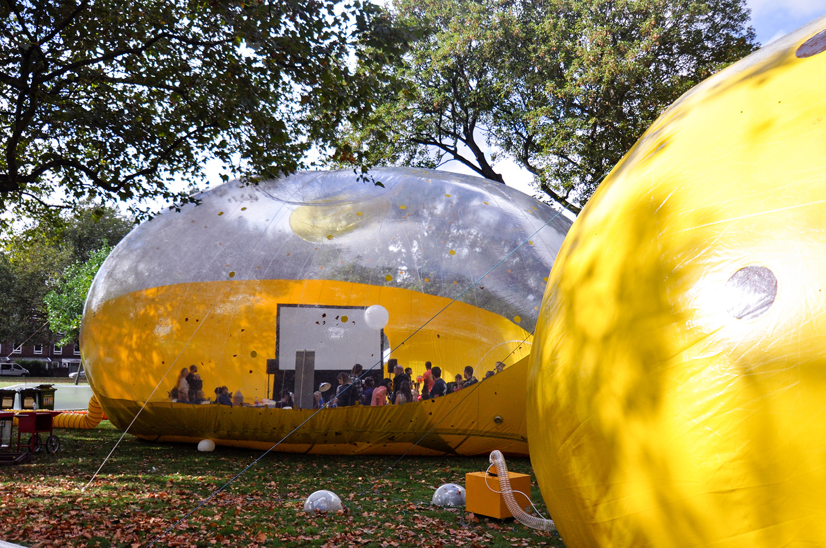 东伦敦的黄色大泡泡 / Dosis-4