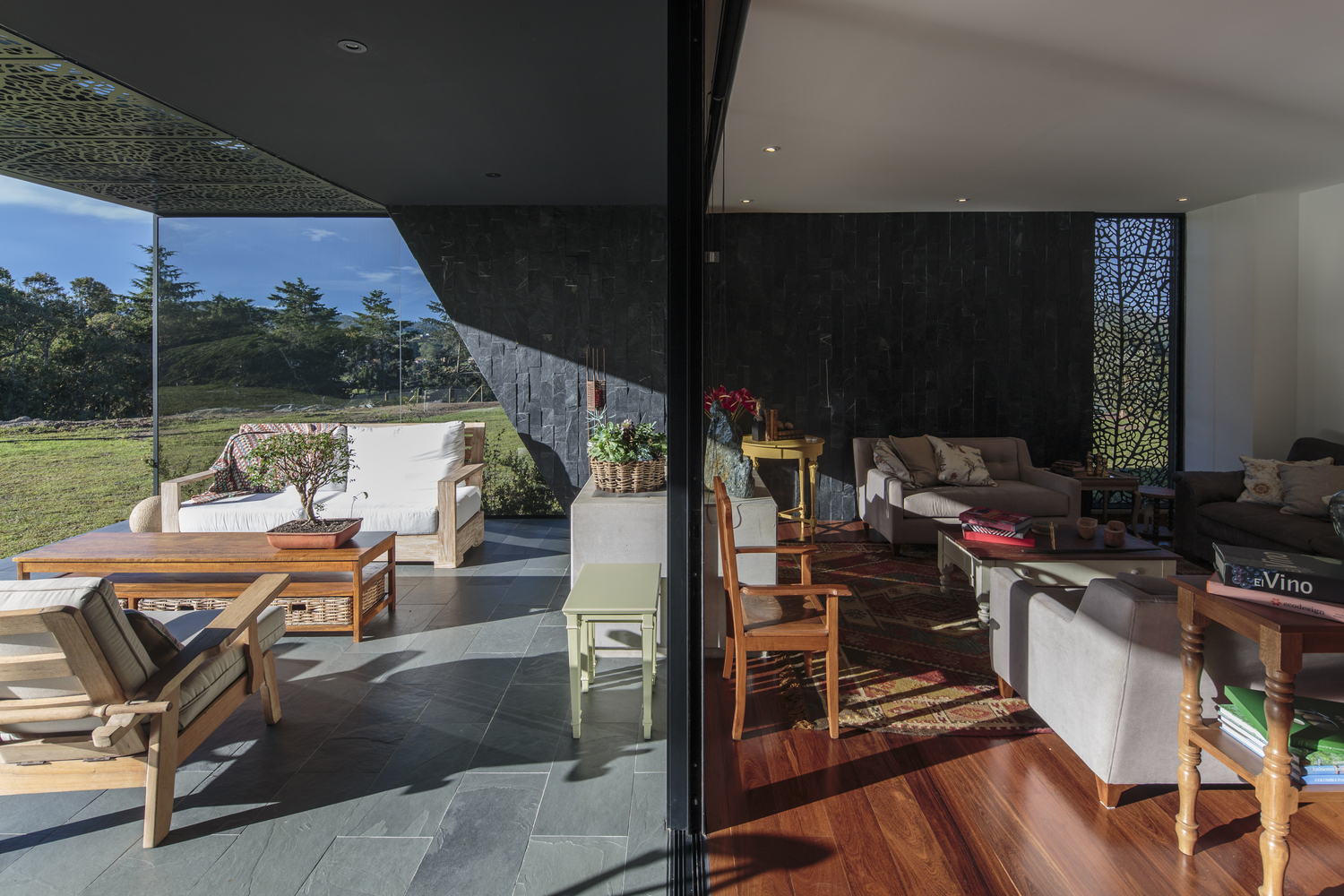 哥伦比亚绿意盎然的四立方体别墅-13